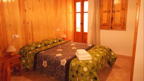 a bedroom with a bed with towels on it at Casa Joan in Barruera