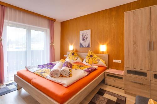 Tempat tidur dalam kamar di Biancas Ferienwohnung im Haus Roswitha