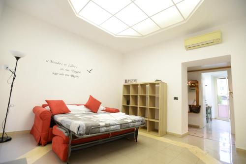 ローマにあるCasa Andrewのベッドルーム1室(ベッド1台、ソファ付)