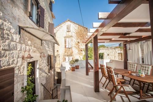 Tinel Longo, holiday home for up to 8, city center, BBQ, terrace