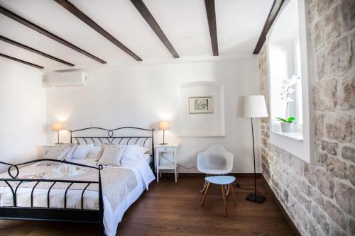 Posteľ alebo postele v izbe v ubytovaní Tinel Longo, holiday home for up to 8, city center, BBQ, terrace