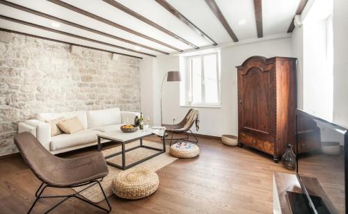 Tinel Longo, holiday home for up to 8, city center, BBQ, terrace
