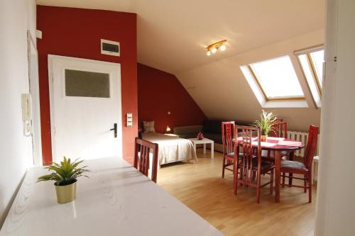 una habitación con mesa y sillas y un dormitorio en Guest Rooms Stay Nexus en Sofía