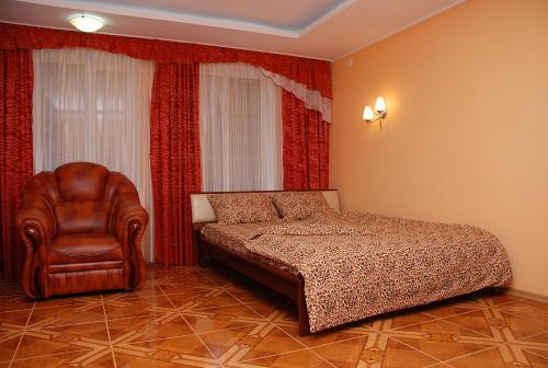 キーウにあるHouse in Bohatyrska streetのベッドルーム1室(ベッド1台、椅子付)