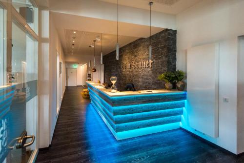 多因的住宿－Brauers Landarthotel GmbH，大楼内带蓝色浴缸的浴室