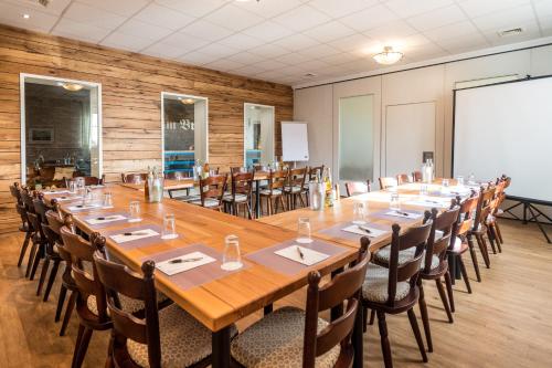 a large conference room with a long table and chairs at Brauers Landarthotel GmbH in Daun