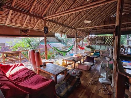 Cafe del sunshine tesisinde bir oturma alanı