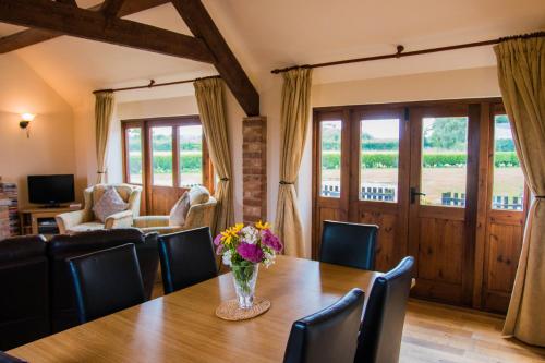 uma sala de jantar com mesa e cadeiras em Lodge Barns em Fiskerton