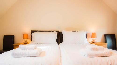 A bed or beds in a room at Lodge Barns 