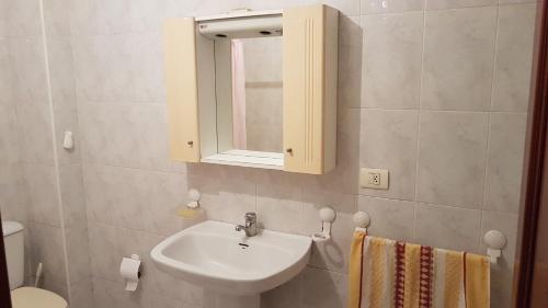 ビラガルシーア・デ・アロウサにあるPiso en Villagarcia de Arosaのバスルーム(洗面台、鏡付)
