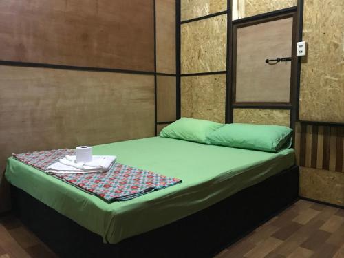 un letto con un vassoio con una tazza sopra di Cafe del sunshine a Ko Chang