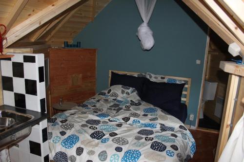 a bed in a small room with a attic at Pieni Talo in Bakhuizen