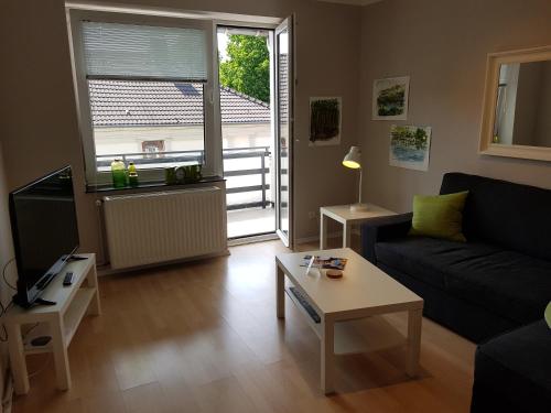 sala de estar con sofá y mesa en Haus Homann-Schneider, Wohnung Wetter, en Wetter
