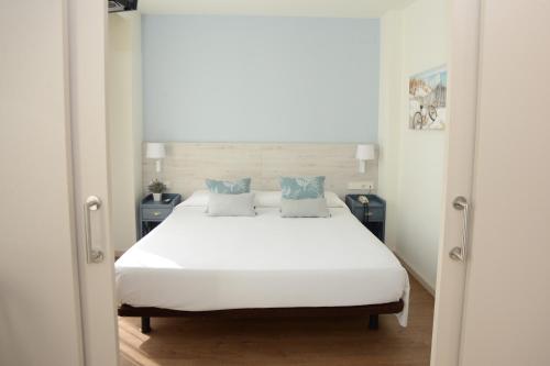 Llit o llits en una habitació de Hotel L'Escala Centre