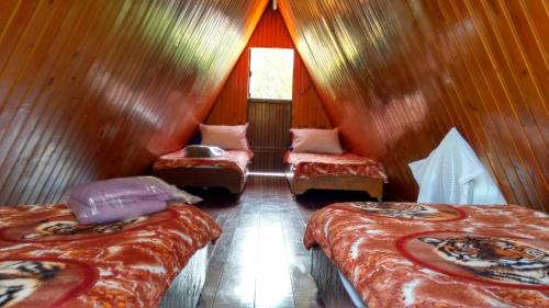 Cette chambre en bois comprend 3 lits. dans l'établissement Condomínio Sol Mar e Cia, à Boicucanga