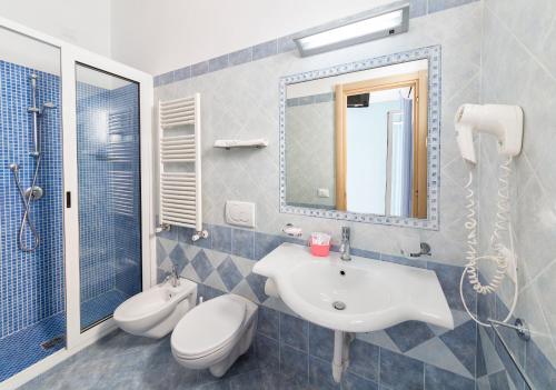 Vonios kambarys apgyvendinimo įstaigoje Hotel Costa Citara