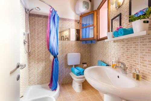 LongoioにあるCasa Dei Ciliegiのバスルーム(洗面台、トイレ、シャワー付)