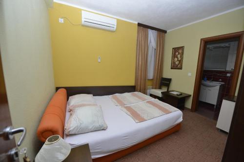 um quarto de hotel com uma cama com um colchão laranja em Motel Borik em Potoci