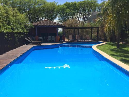 una gran piscina azul con cenador en Hacienda Don Justo Hotel Boutique Spa en Colón