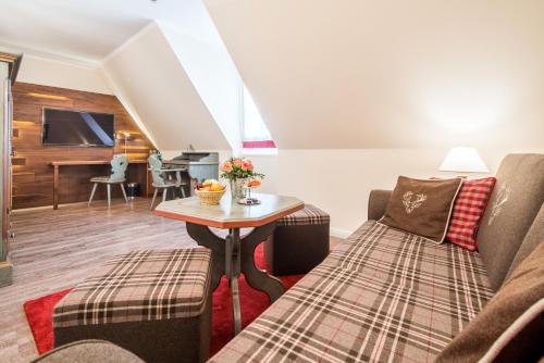 a living room with a couch and a table at Schlosshotel Klaffenbach in Chemnitz