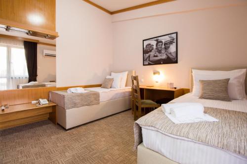 เตียงในห้องที่ Hotel Yugoslavia