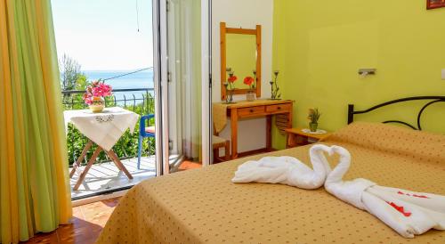 Giường trong phòng chung tại Alex-Giannis Apartments, Barbati