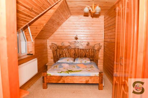 KelechinにあるU Kvasu Hotelの木造家屋内の小さな部屋