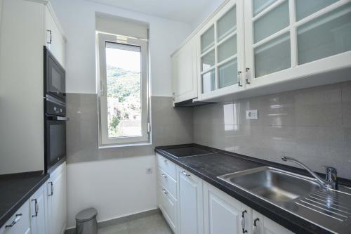 A kitchen or kitchenette at Apartment Bojana