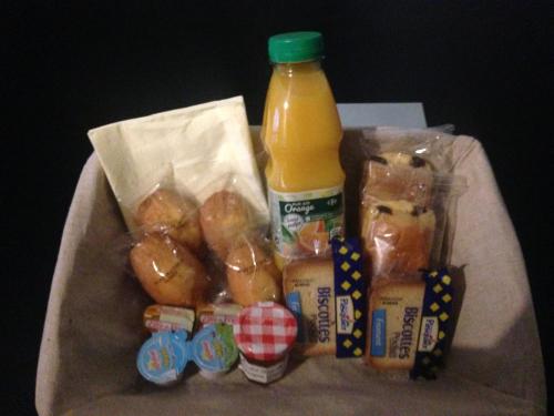 a box of food with a bottle of orange juice at Cabane Zen in Corbeil-Essonnes