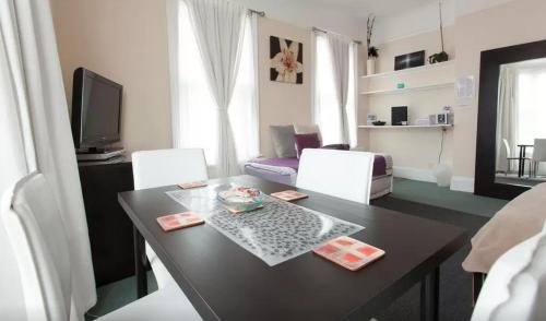 TV a/nebo společenská místnost v ubytování Home2Home-Rooms