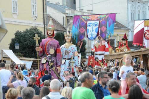 a crowd of people standing around in a parade at Korona Apartman Székesfehérvár in Székesfehérvár