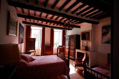 Ένα ή περισσότερα κρεβάτια σε δωμάτιο στο Hôtel Les Arcades