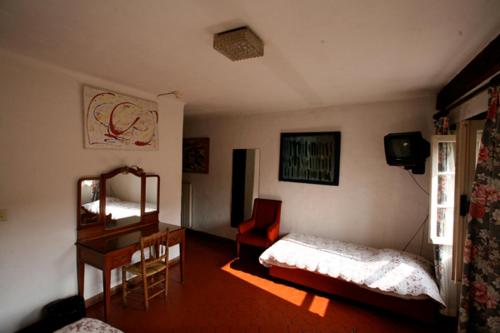 Ένα ή περισσότερα κρεβάτια σε δωμάτιο στο Hôtel Les Arcades