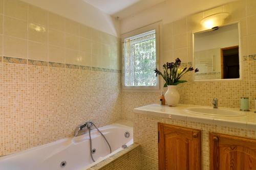 La salle de bains est pourvue d'une baignoire, d'un lavabo et d'un miroir. dans l'établissement La Ressource, à Villars-Colmars