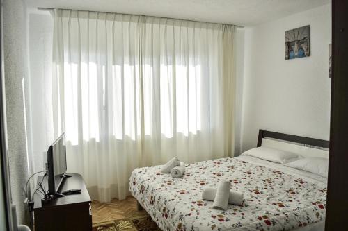 Un dormitorio con una cama con dos ositos de peluche encima. en Sunrise, en Alba Iulia