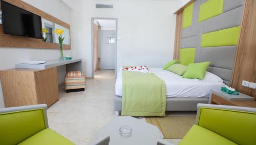 Een bed of bedden in een kamer bij Houda Yasmine Marina & SPA