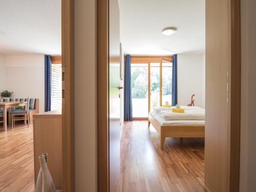 1 dormitorio con 1 cama y comedor en Gartenappartement Kirchdorf by A-Appartments, en Brand