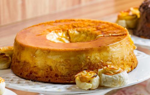 a cake sitting on a plate on a table at Pousada Suiça Mineira Centro in Monte Verde