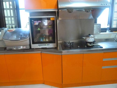 uma cozinha com um balcão com um fogão e um micro-ondas em 奮起湖車站 揚揚民宿 em Fenqihu