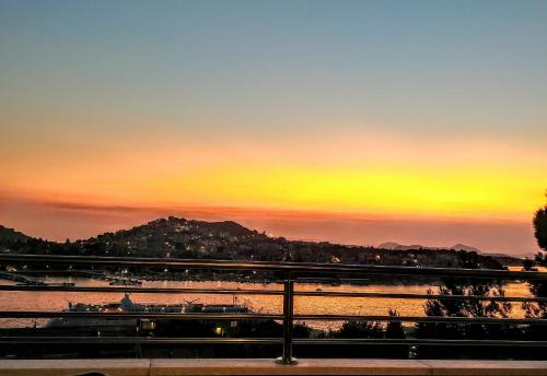 Dubrovnik 2 bedroom 2 bathroom sea view, private free parking