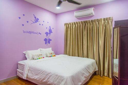 Llit o llits en una habitació de Lavender One Residence Apartment