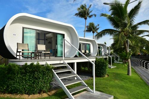 クラビタウンにあるKrabi Boat Lagoon Resortのモダンな家屋