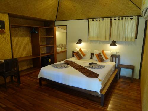 1 dormitorio con 1 cama blanca grande en una habitación en Relax Bay Resort, en Ko Lanta