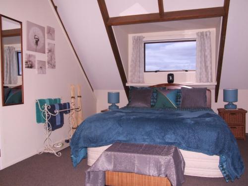 a bedroom with a large bed with a window at Annie's BnB at 7C in Renwick