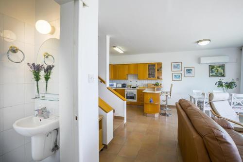 Η κουζίνα ή μικρή κουζίνα στο Protaras Beachfront Sirina Lina Suite