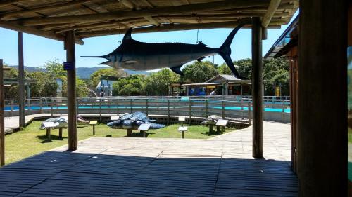 een groot haaienbeeld aan het plafond van een gebouw bij Studios Formanabá in Florianópolis
