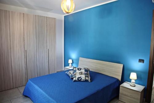 チェファルにあるLe Ville del Capo - by Vacation Serviceの青い壁のベッド付きの青いベッドルーム1室