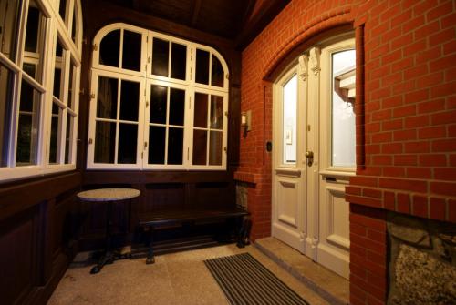 a hallway with a bench next to a door at Villa Titina in Miedzygorze