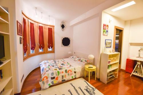 ナポリにあるSunplaceの小さなベッドルーム(ベッド1台、本棚付)