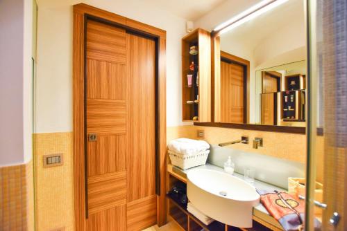 uma casa de banho com um lavatório e um espelho em Sunplace em Nápoles